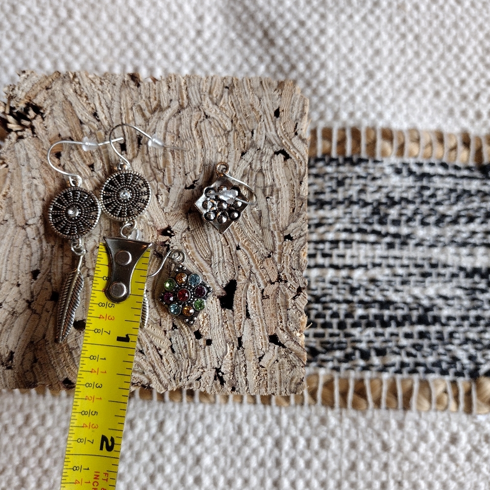 3 /$25 Beautiful Metal Earrings 🤩 - Picture 6 of 6